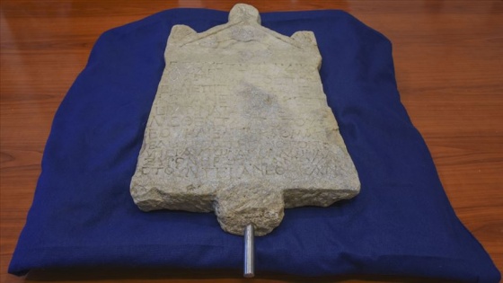 Türkiye'den kaçırılan Lidya dönemine ait kefaret yazıtı İtalya'da teslim alındı