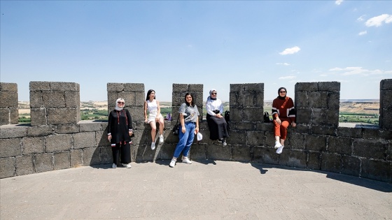 Türkiye'nin dört bir yanından gelen gençler Diyarbakır'ın tarihi ve turistik yerlerini gezdi