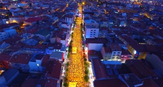 Türkiye’nin en büyük iftar sofrası Uşak’ta kuruldu