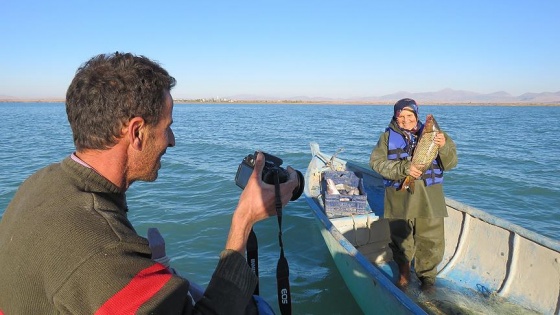 Türkiye'nin en büyük tatlı su gölünün fotoğraf tutkunu balıkçısı