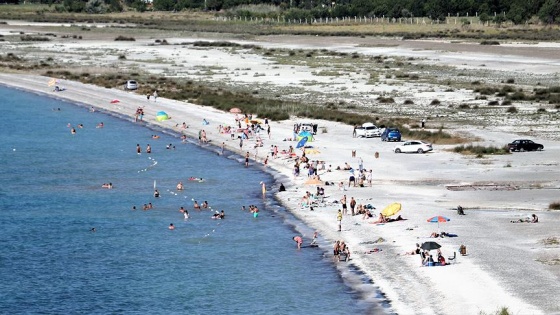 &#039;Türkiye&#039;nin Maldivleri&#039; Salda Gölü turistlerin yeni gözdesi