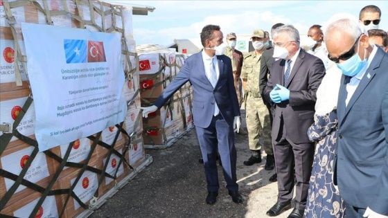 Türkiye'nin tıbbi yardım uçağı Somalili bakanlar tarafından karşılandı