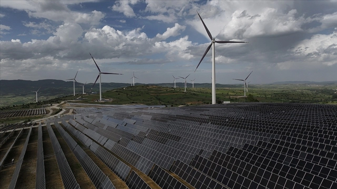 Türkiye'nin yenilenebilir enerji dönüşümü ekonomik bir "itici güç" olarak öne çıkıyor