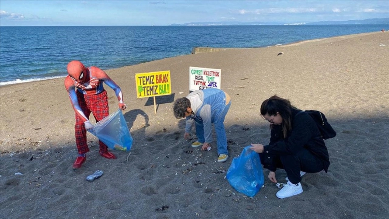 Türkiye'yi gezen 'Örümcek Adam' Düzce'de sahil temizliği yaptı