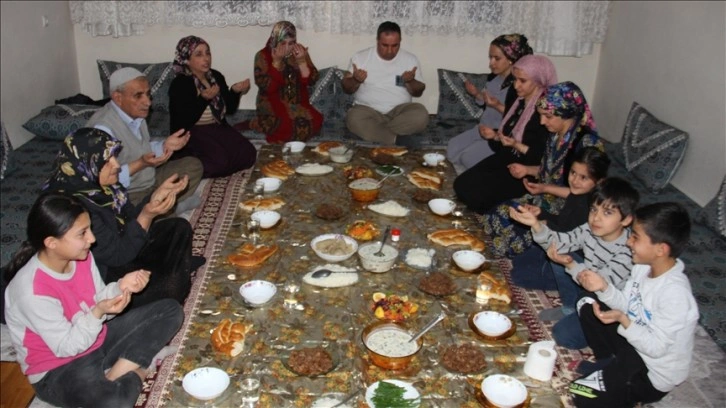 Türkiye'de ilk iftar Şemdinli'de yapıldı