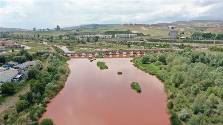 Türkiye'nin en uzun nehri Kızılırmak kızıla büründü