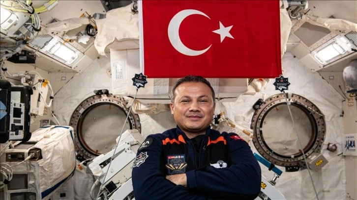 Türkiye'nin ilk astronotu Gezeravcı'dan, uzayda "TEKNOFEST pozu"