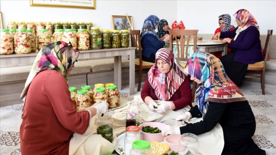 Turşu bidonları yoksul öğrenciler için doluyor