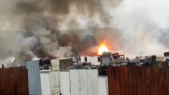 Tuzla'da fabrika deposunda yangın