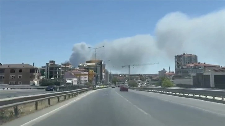 Tuzla'da fabrikada çıkan yangına itfaiye müdahale ediyor