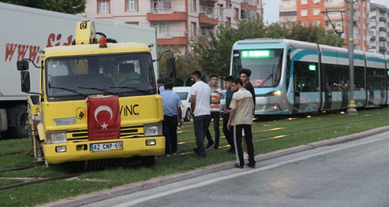 'U' dönüşü yapmak isteyen kurtarıcı, tramvay seferlerini 1 saat aksattı