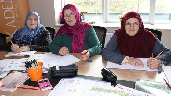 Üç kız kardeş azimleriyle 'okumanın yaşı yok' dedirtti