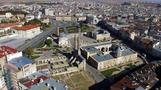 Üç medeniyetin izleri bir meydanda