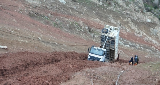 Uçuruma yuvarlanan araçtan son anda atladı