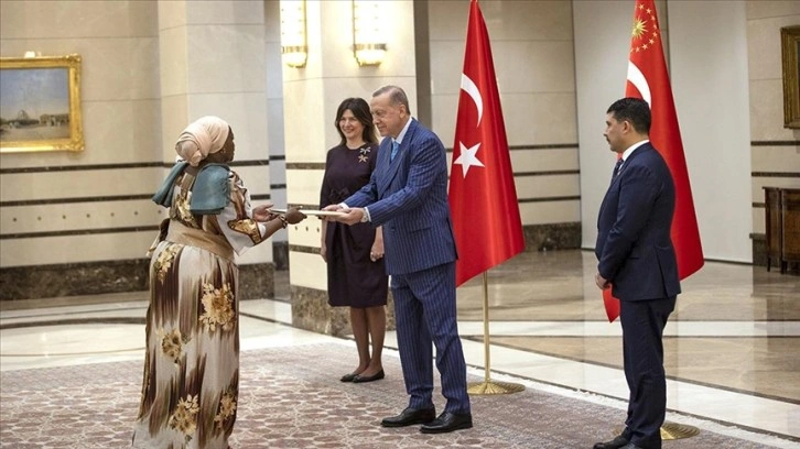 Uganda'nın Ankara Büyükelçisi Tiperu, Cumhurbaşkanı Erdoğan'a güven mektubunu sundu