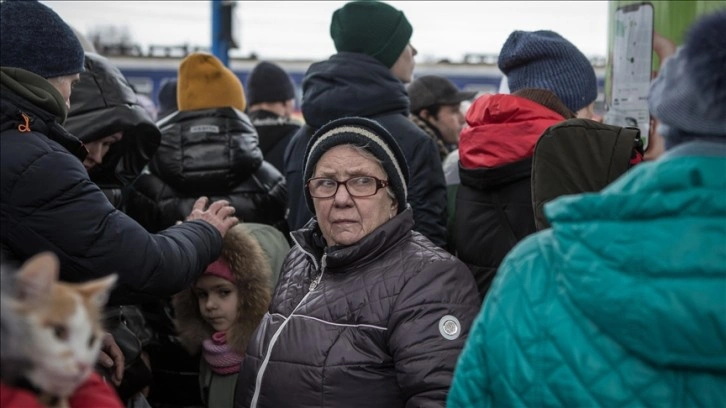 Ukrayna’da halk, kentlerine giren Rus askerlerini protesto ediyor