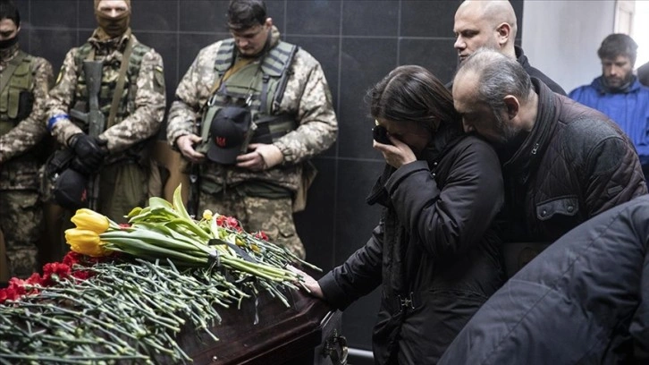 Ukraynalılar, Rusya ile savaşta ölen yakınlarını gözyaşlarıyla defnediyor