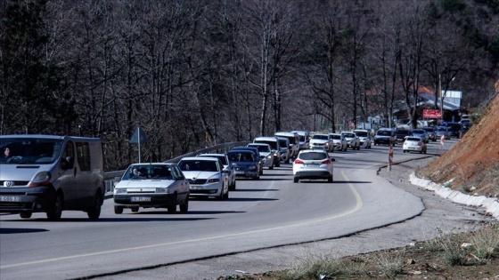 Uludağ'a araç kuyruğu şehir merkezine kadar uzadı