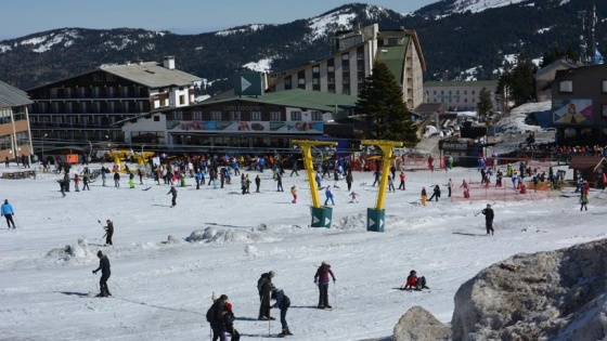 Uludağ'da güneşli havada kayak keyfi