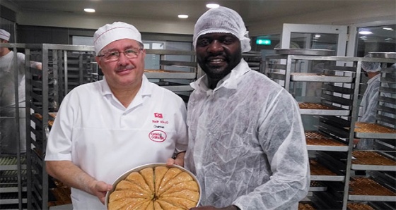 Uluslararası öğrenciler baklava üretimini deneyimledi