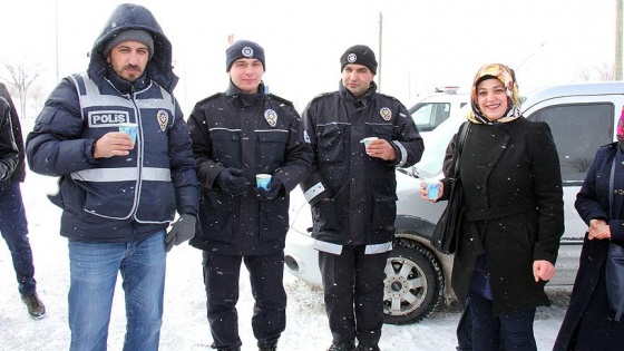 Üniversite öğrencilerinden polise sıcak ikram