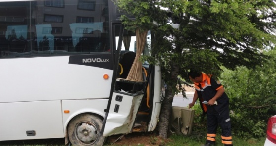 Üniversite servisi kaza yaptı