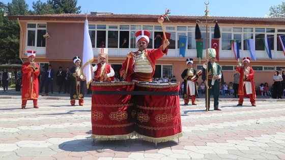 Üniversitede Türk geleneklerine göre kutlama