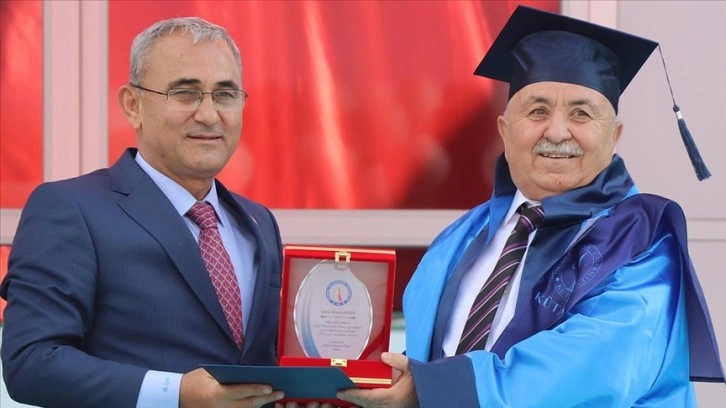 Üniversiteye 44 yıl sonra dönen Kütahyalı esnaf diploma törenine torunlarıyla katıldı