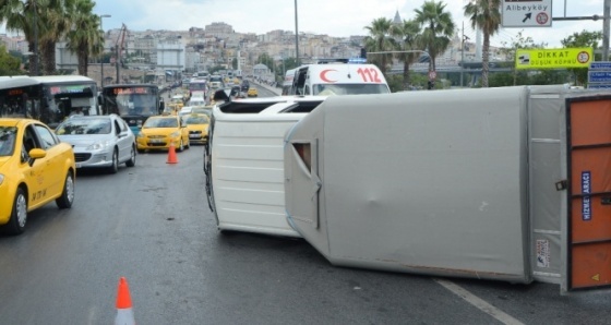 Unkapanı Köprüsü'nde kamyonet devrildi: 2 yaralı