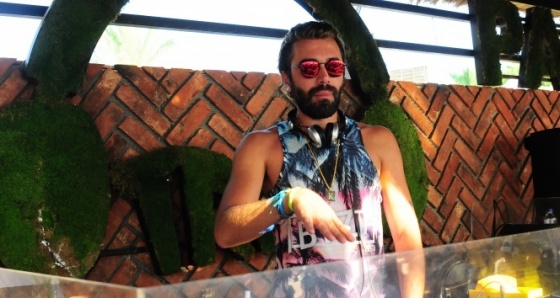 Ünlü stilist DJ kabininden ayrılamıyor