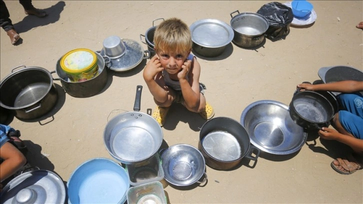 UNRWA: Gazzeli çocuklar günün yaklaşık 8 saatini gıda ve su taşımakla geçiriyor