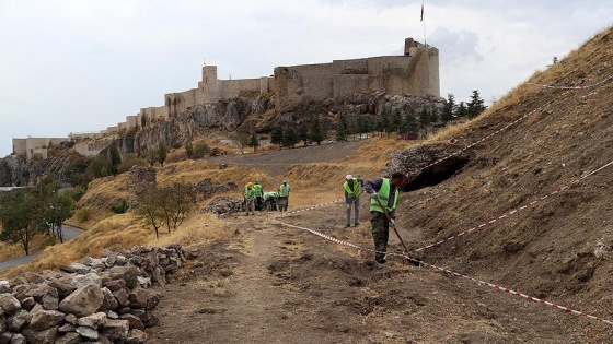 Urartu ve Roma dönemi kaya mezarları gün yüzüne çıkarıldı