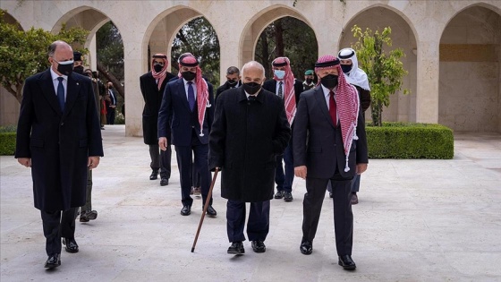 Ürdün'de 'darbe girişimiyle' suçlanan Prens Hamza ilk kez Kral Abdullah'la görüntülendi
