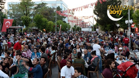 Uşak'ta 25 bin kişiyle 'Milli Birlik ve Kardeşlik' iftarı