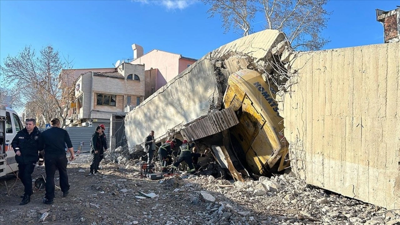 Uşak'ta bina, yıkım sırasında iş makinesinin üzerine çöktü