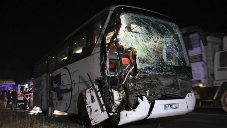 Uşak'ta yolcu otobüsünün tıra arkadan çarpması sonucu 15 kişi yaralandı