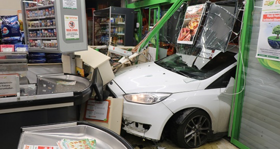 Üsküdar’da alkollü sürücü markete girdi