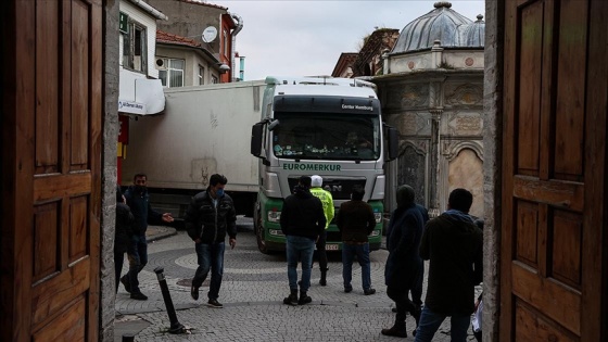 Üsküdar'da yabancı plakalı tır, girdiği ara sokakta sıkıştı