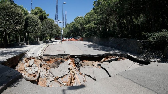 Üsküdar'da yolda çökme meydana geldi