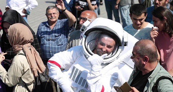 Üsküdar Sahilinde bir astronot