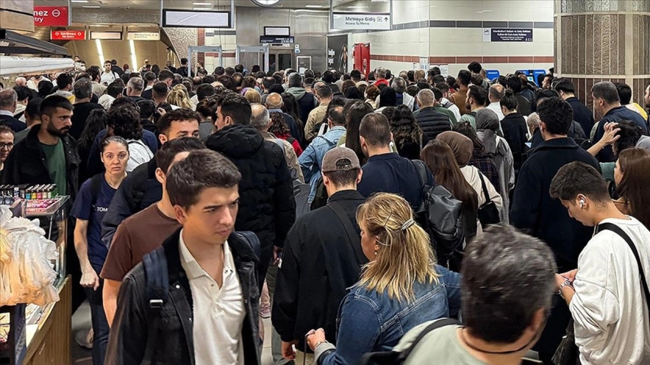 Üsküdar-Samandıra Metro Hattı'ndaki turnikelerin QR kodu okumaması nedeniyle yoğunluk oluştu