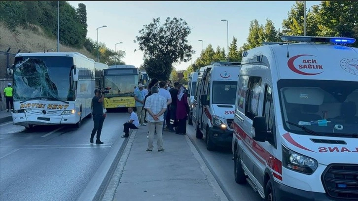 Üsküdar'da İETT otobüsüne çarpan şehirlerarası yolcu otobüsündeki 3 kişi yaralandı