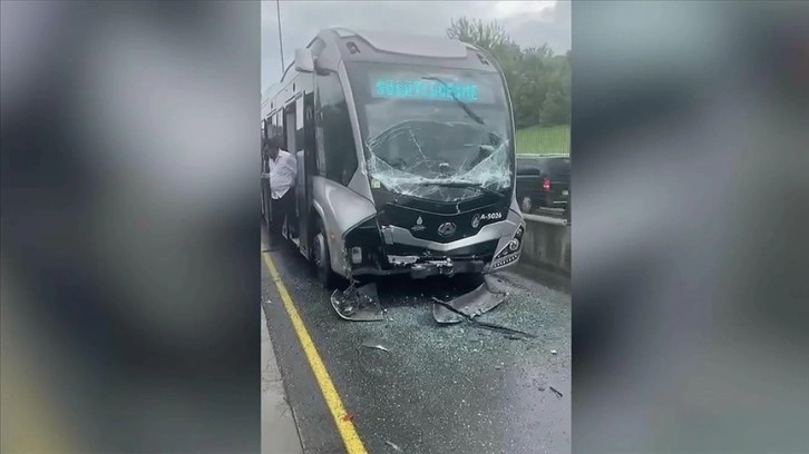 Üsküdar'da metrobüs yolcu indiren metrobüse çarptı