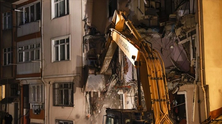 Üsküdar'da patlamanın yaşandığı binada yıkım çalışması başladı