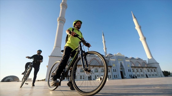 Üsküdarlı gençler müftü ve imamlarla 'iki teker iki dünya' sloganıyla pedal çeviriyor