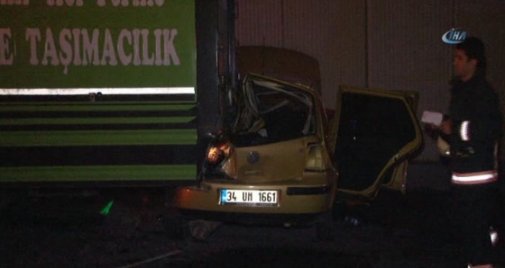 Üst geçide sıkışan TIR’a çarptı: 1 yaralı