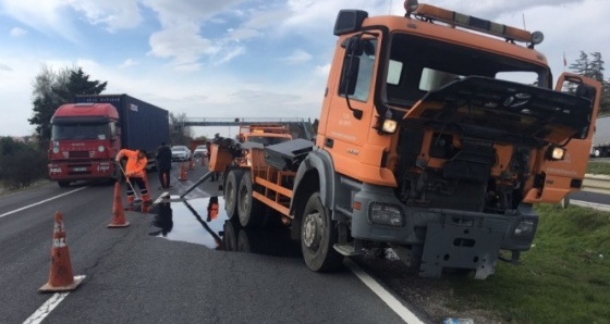 Üst geçide takılan tırın dorsesi karayoluna fırladı