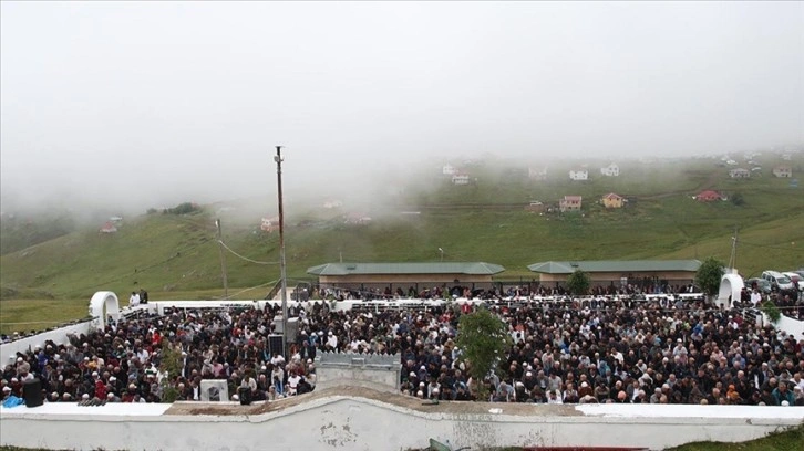 Üstü açık tarihi camide cuma namazı