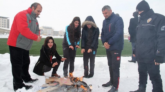 Üşüyen rakiplerini ateş yakıp ısıttılar