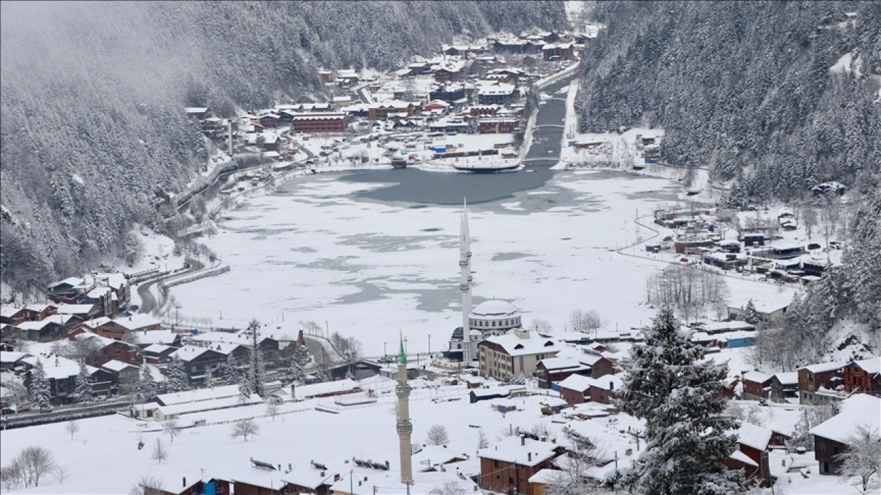 Uzungöl'ün yüzeyi buz tuttu